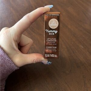 Danessa Myricks Beauty Yummy Skin Lift and Flex Concealer - 4 NEUTRAL